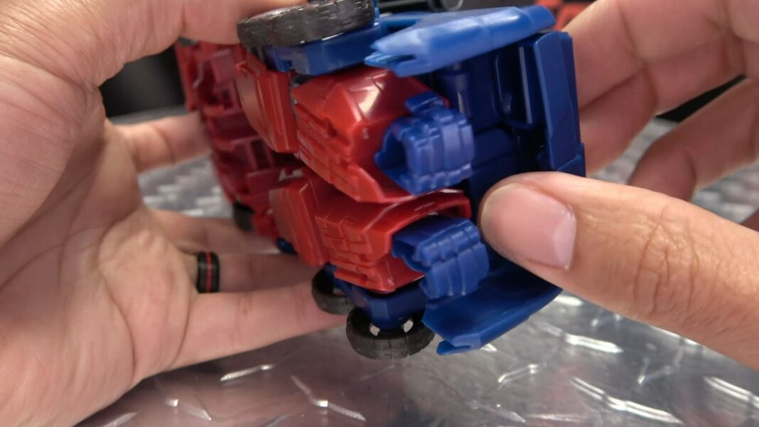 Image Of Gamer Optimus Prime In Hand Video Review From Transformers Studio Series  (21 of 37)